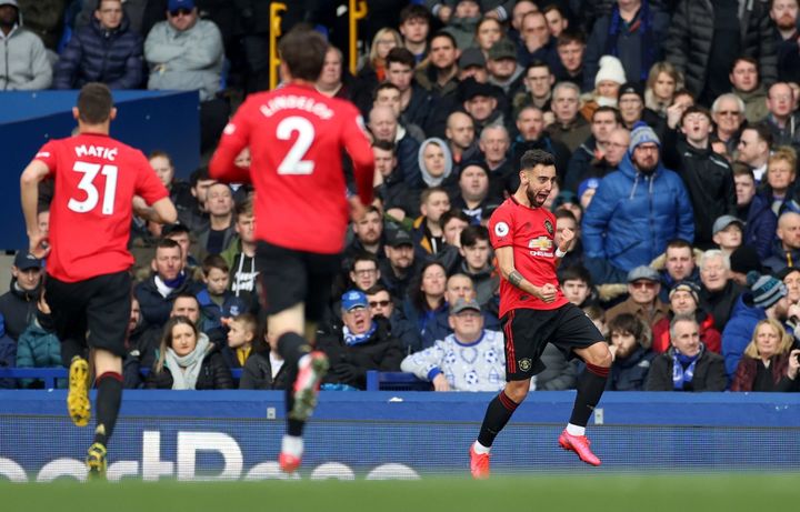 Бруну Фернандеш празднует гол Эвертону, счет матча 1:1