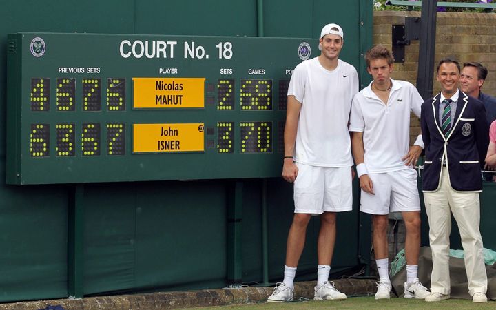 Изнер и Маю сфотографировались после матча на фоне табло